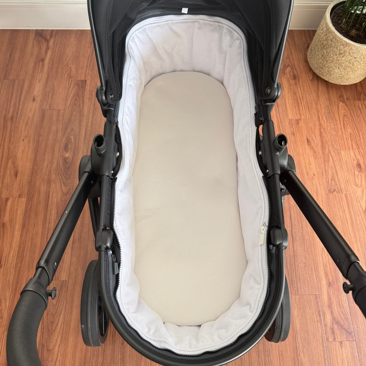 iCandy Peach 7 Studio (includes Carrycot), Like New / Black